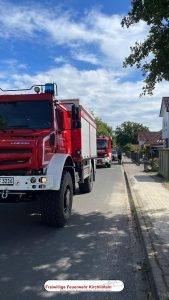 TLFs stehen aufgereiht am Einsatzort