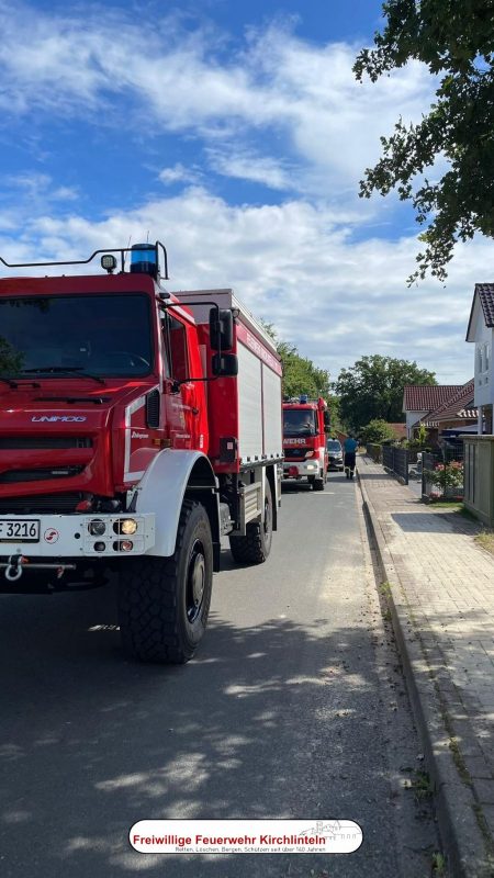 TLFs stehen aufgereiht am Einsatzort