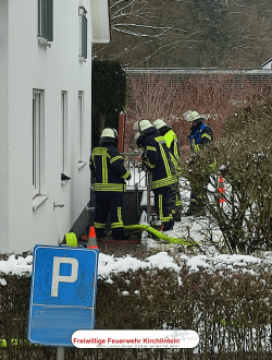 Einsatzkräfte am Kellereingang