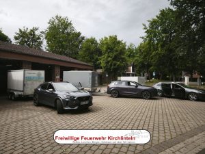 Fahrzeuge der Ehrenamtlichen Betreuer sind startklar für das Zeltlager