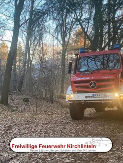 Unimog Tanklöschfahrzeug auf der Anfahrt in den Wald