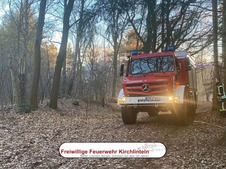 Unimog Tanklöschfahrzeug auf der Anfahrt in den Wald