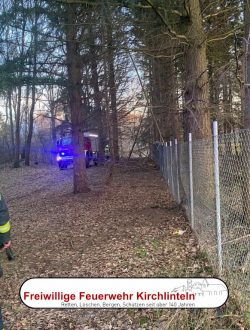Unimog Tanklöschfahrzeug auf der Anfahrt in den Wald