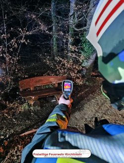 Mit der Wärmebildkamera wird die Brandstelle auf Glutnester kontroliert.