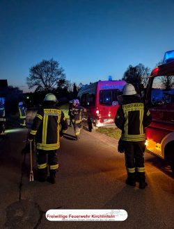 Die angerückten Kameraden der Feuerwehr sammeln sich um die Lage zu erkunden