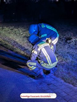 Begutachtung des Kanals von zwei Kameraden