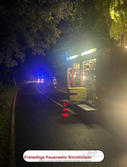 Die gesicherte Einsatzstelle auf einer unerübersichtlichen Straße