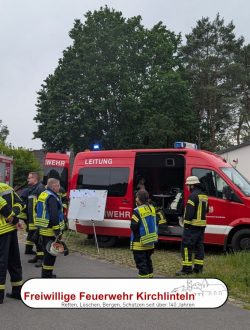 Die EInsatzleitung hat sich aufgebaut und koodiniert den Einsatz