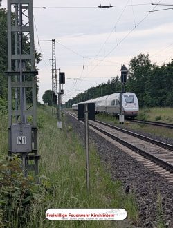 Auf dem Bahngleis muss ein ICE der Deutschen Bahn warten.