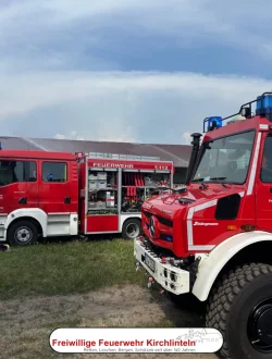Das TLF 3000 und das TSF-W der Ortsfeuerwehr Sehlingen stehen neben dem Objekt.