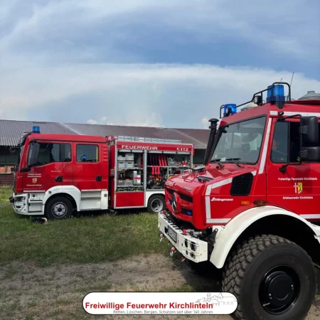 Das TLF 3000 und das TSF-W der Ortsfeuerwehr Sehlingen stehen neben dem Objekt.