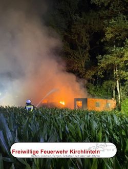 1726_Scheunenbrand_Kameraden löschen den Brand