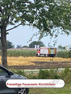 30_07_26 Mähdrescher brand auf Stoppelfeld (2)