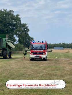 30_07_26 Mähdrescher brand auf Stoppelfeld (3)