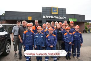 Jugendfeuerwehr Neddenaverbergen zusammen mit Autor Klaus Merkle vor dem Edeka in Kirchlinteln
