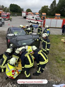 Kameraden üben die Hilfeleistung an zwei Fahrzeugen