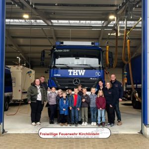 Kinderfeuerwehr in der Fahrzeughalle beim THW